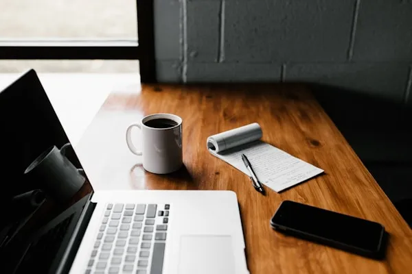 Blogger arbeitet am Laptop mit Kaffee